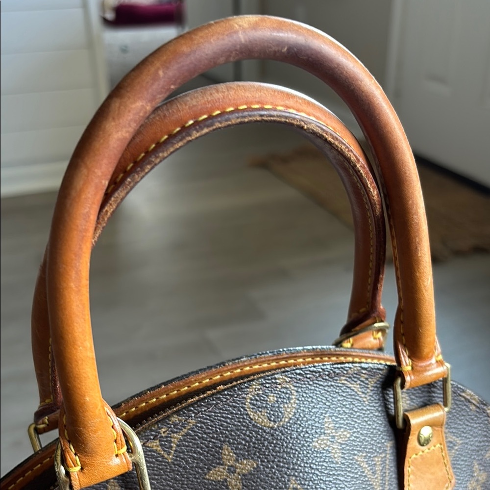 Louis Vuitton Vintage Ellipse Monogram Shoulder Bag with Gold Accents MI1000 - Picture 7 of 16